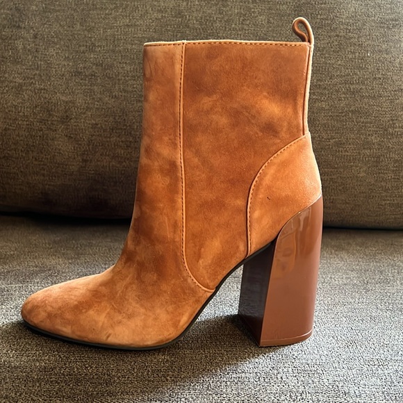 NEW Vince Camuto Enverna Block Heel Bootie Size 6.5 In Caramel Color - Picture 2 of 13